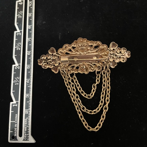 Gold Vintage-style Faux Pearl and Hanging Chains Brooch/Pin - Picture 2 of 2